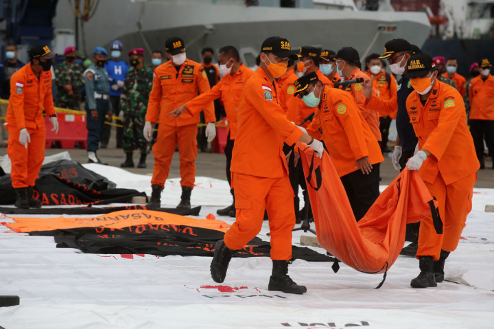 Basarnas berhasil mengangkat serpihan pesawat serta potongan tubuh korban dari laut.