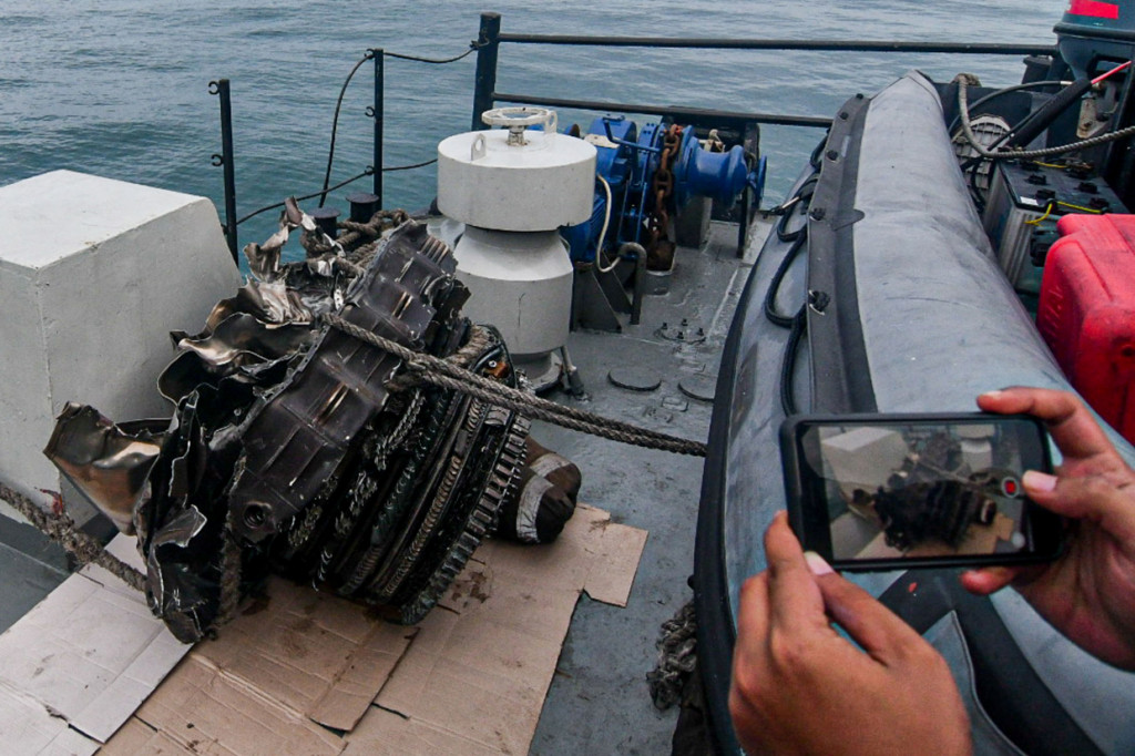 Mesin turbin pesawat Sriwijaya Air SJ-182 yang berhasil dievakuasi ke KRI Cucut di Perairan Kepulauan Seribu, Jakarta.