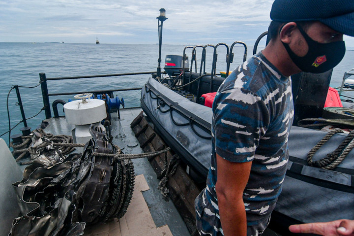 Potongan mesin pesawat jenis Boeing 737-500 tersebut diangkat dengan crane milik KRI Cucut-866.