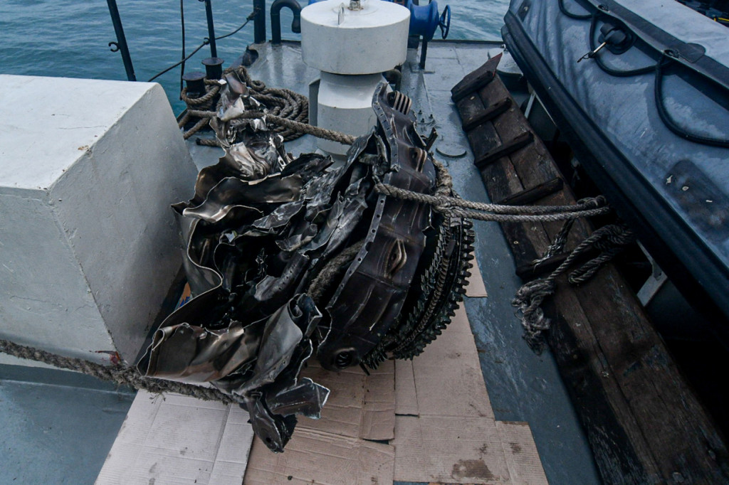 Panglima TNI Marsekal Hadi Tjahjanto mengatakan, lokasi pesawat tersebut diketahui setelah Kapal Republik Indonesia (KRI) Rigel mendapatkan sinyal yang diduga kuat berasa dari kotak hitam atau black box pesawat yang sedang dicari.