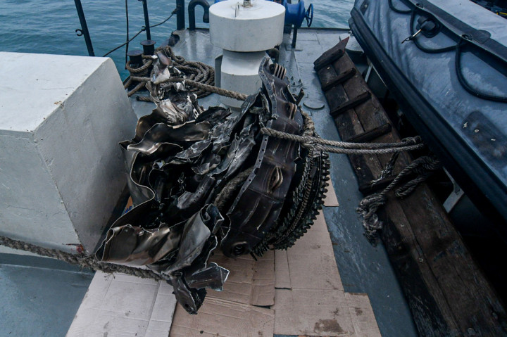 Panglima TNI Marsekal Hadi Tjahjanto mengatakan, lokasi pesawat tersebut diketahui setelah Kapal Republik Indonesia (KRI) Rigel mendapatkan sinyal yang diduga kuat berasa dari kotak hitam atau black box pesawat yang sedang dicari.