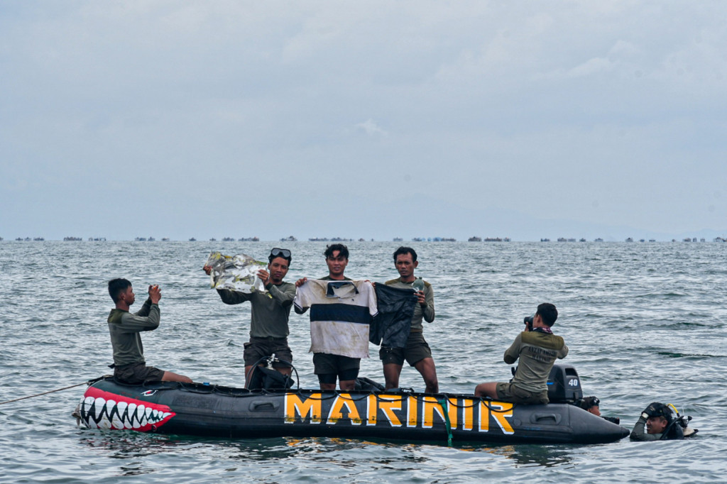 Pasukan Elite TNI Angkatan Laut berhasil menemukan sejumlah temuan baru dari pencarian Pesawat Sriwijaya Air di Perairan Kepulauan Seribu, Jakarta, Minggu, 10 Januari 2021.