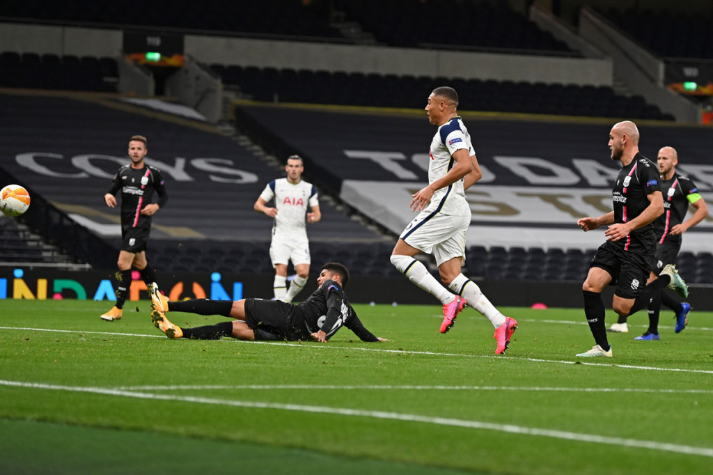 Tottenham bisa mencetak gol pembuka pada menit ke-24. Gol pembuka Tottenham dijaringkan Carlos Vinicius lewat tendangan dari jarak dekat. AFP Photo/Daniel Leal-Olivas