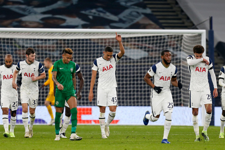 Enam menit berselang, Tottenham berhasil menggandakan keunggulan atas Marine. Vinicius mencetak gol keduanya di pertandingan ini untuk membuat skor jadi 2-0. AFP Photo/Ian Kington
