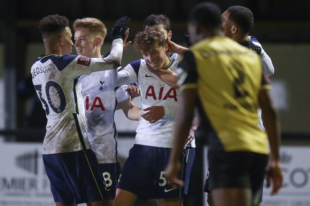 Di babak kedua, dominasi permainan masih dipegang oleh Tottenham. Tim London Utara itu pun bisa mencetak gol kelima melalui pemain berusia 16 tahun, Alfie Devine setelah memanfaatkan umpan Moura pada menit ke-60. AFP Photo/Martin Rickett