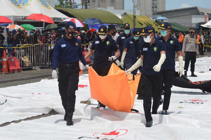 Potongan tubuh korban yang ditemukan kemudian ditangani oleh Tim Disaster Victim Identification (DVI) Polri.