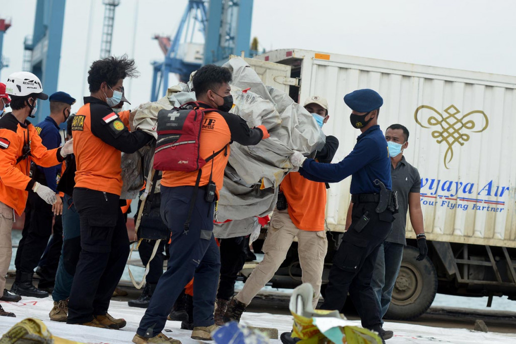 Petugas menata serpihan pesawat Sriwijaya Air S-J182 di Jakarta International Container Terminal (JICT), Tanjung Priok, Jakarta.