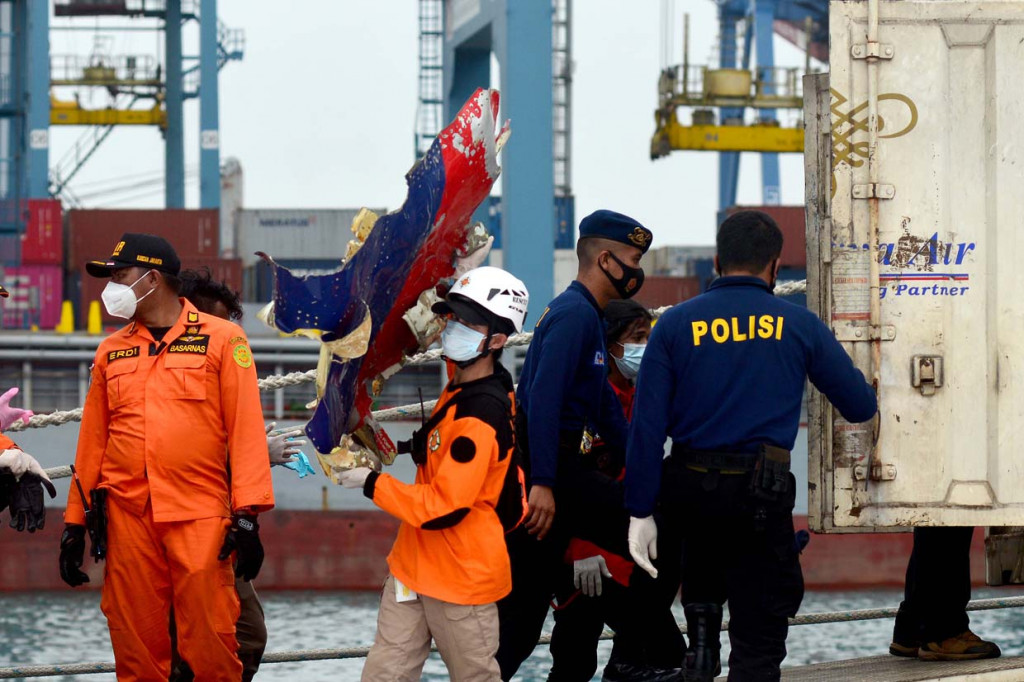Tim gabungan kembali menemukan puluhan serpihan pesawat Sriwijaya Air SJ-182 yang jatuh di perairan Kepulauan Seribu.