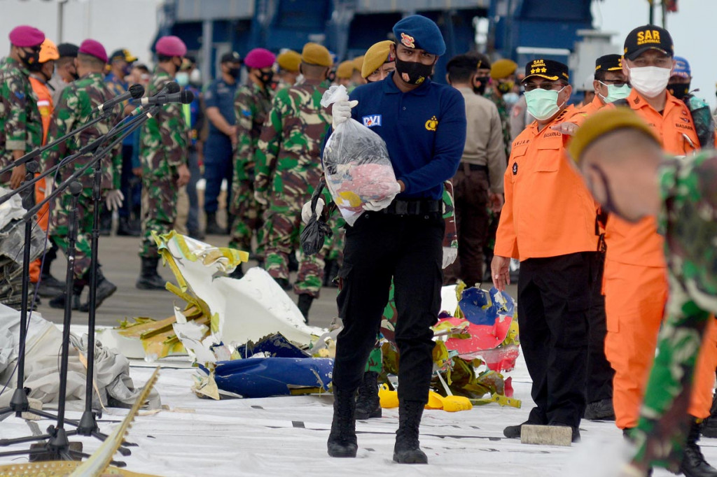Tak hanya serpihan pesawat, Tim SAR juga menemukan pakaian dan bagian tubuh korban Sriwijaya Air.