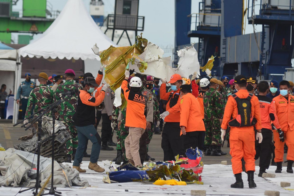 Serpihan bagian pesawat dan bagian tubuh korban kemudian akan diteiliti Komisi Nasional Kecelakaan Transportasi (KNKT) dan tim Disaster Victim Identifivation (DVI) Polri. 