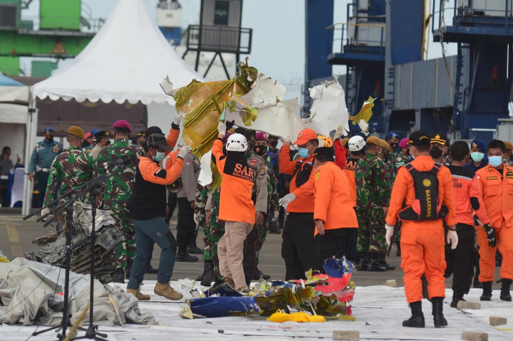 Serpihan bagian pesawat dan bagian tubuh korban kemudian akan diteiliti Komisi Nasional Kecelakaan Transportasi (KNKT) dan tim Disaster Victim Identifivation (DVI) Polri. 