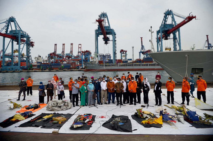 Tim gabungan kembali menemukan puluhan serpihan pesawat Sriwijaya Air SJ-182 yang jatuh di perairan Kepulauan Seribu.