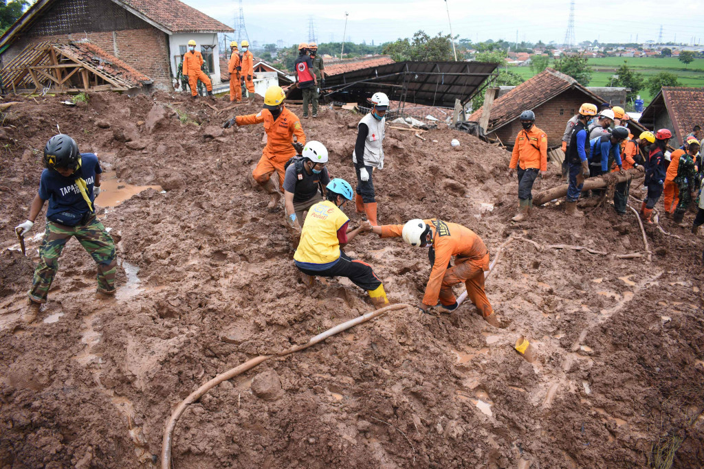 Petugas SAR gabungan masih mencari korban yang tertimbun longsor di Dusun Bojongkondang, Desa Cihanjuang, Kecamatan Cimanggung, Kabupaten Sumedang. 