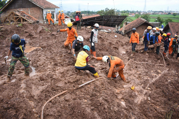 Petugas SAR gabungan masih mencari korban yang tertimbun longsor di Dusun Bojongkondang, Desa Cihanjuang, Kecamatan Cimanggung, Kabupaten Sumedang. 