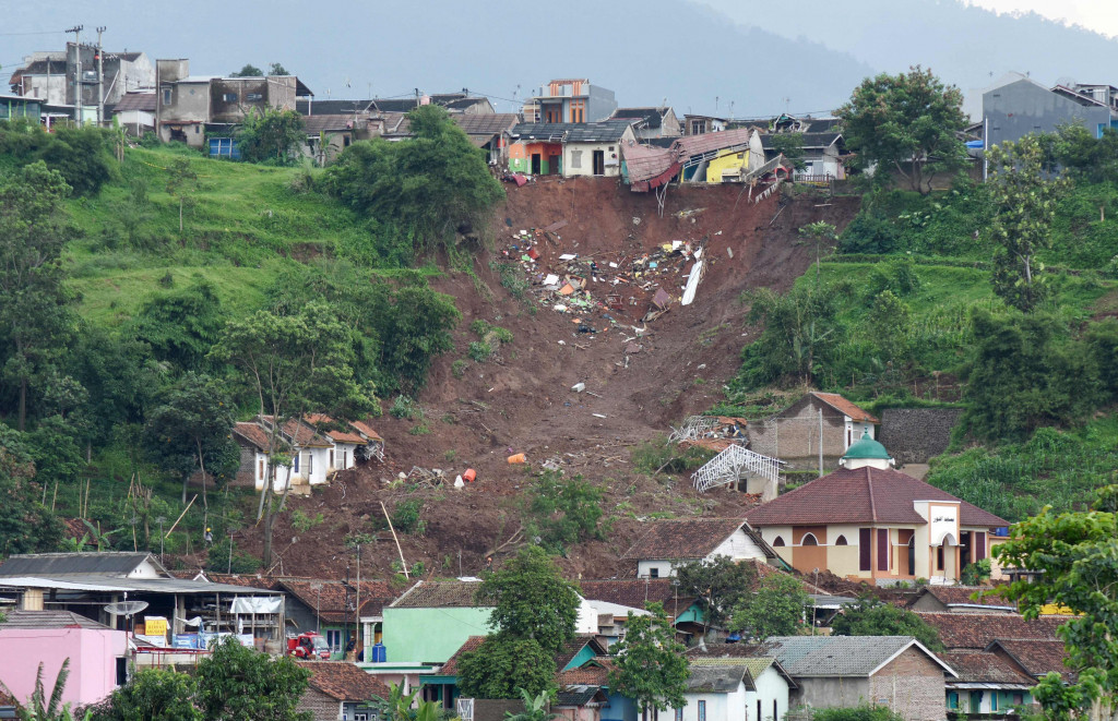 Insiden ini terjadi ketika bukit yang berada di belakang Kompleks Pondok Daud amblas. Nahasnya, sebagian rumah di Perum SBG Parakan Muncang yang berada di atas bukit juga ikut ambles. Ketinggian tebing kurang lebih 50 meter dengan lebar tebing yang longsor kurang lebih sepanjang 60 meter. 14 rumah dari laporan awal dikabarkan rusak dan tertimbun material longsor.