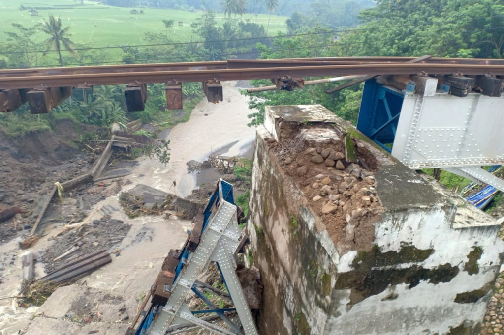 Menurut dia, sejumlah KA yang harus memutar di antaranya KA Gajayana relasi Malang-Gambir, KA Argodwipangga relasi Solobalapan-Gambir, KA Bima relasi Malang-Gambir, KA Bengawan relasi Purwosari-Pasarsenen, KA Jayakarta relasi Surabayagubeng-Pasarsenen, dan KA Senja Utama Solo relasi Solobalapan-Pasarsenen. 