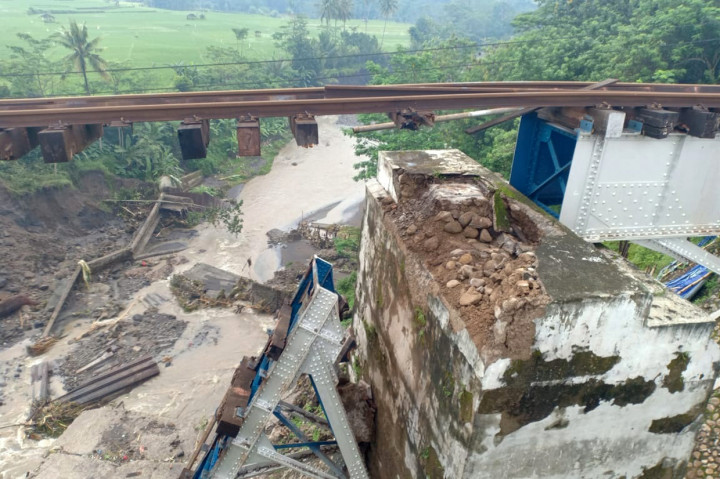Menurut dia, sejumlah KA yang harus memutar di antaranya KA Gajayana relasi Malang-Gambir, KA Argodwipangga relasi Solobalapan-Gambir, KA Bima relasi Malang-Gambir, KA Bengawan relasi Purwosari-Pasarsenen, KA Jayakarta relasi Surabayagubeng-Pasarsenen, dan KA Senja Utama Solo relasi Solobalapan-Pasarsenen. 