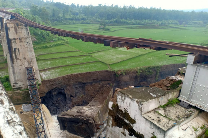 Jembatan rel kereta api di Kabupaten Brebes, Jawa Tengah, terputus, Senin, 11 Januari 2021. Akibatnya perjalanan kereta api di wilayah PT Kereta Api Indonesia Daerah Operasi 5 Purwokerto mengalami gangguan.
