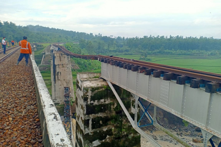Pejabat yang Melaksanakan Tugas (PYMT) Manajer Humas PT KAI Daop 5 Purwokerto Hendra Wahyono mengatakan hingga saat ini, petugas masih melakukan normalisasi dengan memeriksa kedudukan konstruksi pilar jembatan guna memastikan dalam posisi aman atau tidak aman. 