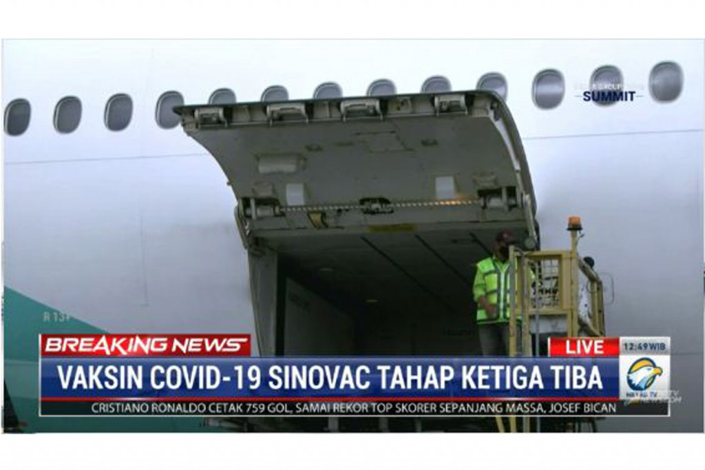Pesawat yang membawa vaksin mendarat di Bandara Internasional Soekarno Hatta Tangerang Banten, sekitar pukul 12.30 WIB. Ini merupakan kedatangan vaksin Covid-19 Sinovac tahap ketiga.
