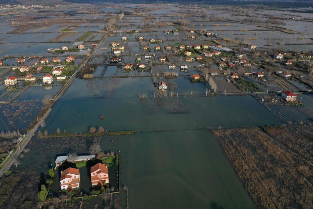 Potret udara yang menggambarkan bencana banjir di Desa Obot, Shkoder, Albania, Senin, 11 Januari 2021.