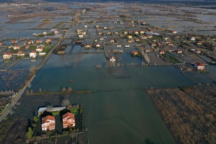 Potret udara yang menggambarkan bencana banjir di Desa Obot, Shkoder, Albania, Senin, 11 Januari 2021.