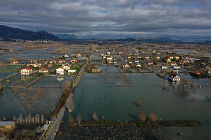 Saat ini, kawasan yang berjarak sekitar 100 kilometer dari Laut Tirana tersebut terkepung banjir.