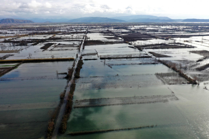 Pihak berwenang telah mengevakuasi warga menyusul banjir yang merendam ribuan hektare kawasan tersebut.