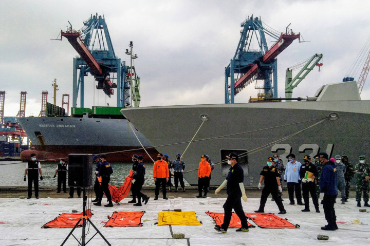 KRI Tenggiri membawa total enam kantong dari KRI Rigel yang berada di titik evakuasi pesawat Sriwijaya Air SJ182.