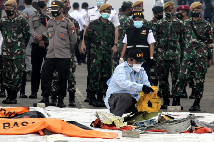 Selanjutnya keenam kantong itu diterima Basarnas untuk ditindaklanjuti oleh Komite Nasional Keselamatan Transportasi (KNKT) dan tim Disaster Victim Identification (DVI).