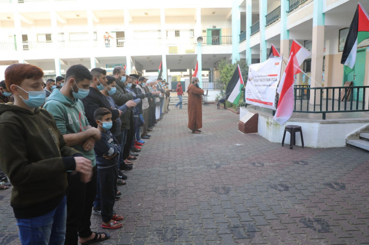 Salat Gaib ini diimami oleh Syeikh DR.Emad Abo Hozaifah. Sebelum memulai salat, DR.Emad dengan rasa duka mendalam dan nafas tersendat menahan sedih dan duka, beliau berwasiat kepada para jemaah muslim.