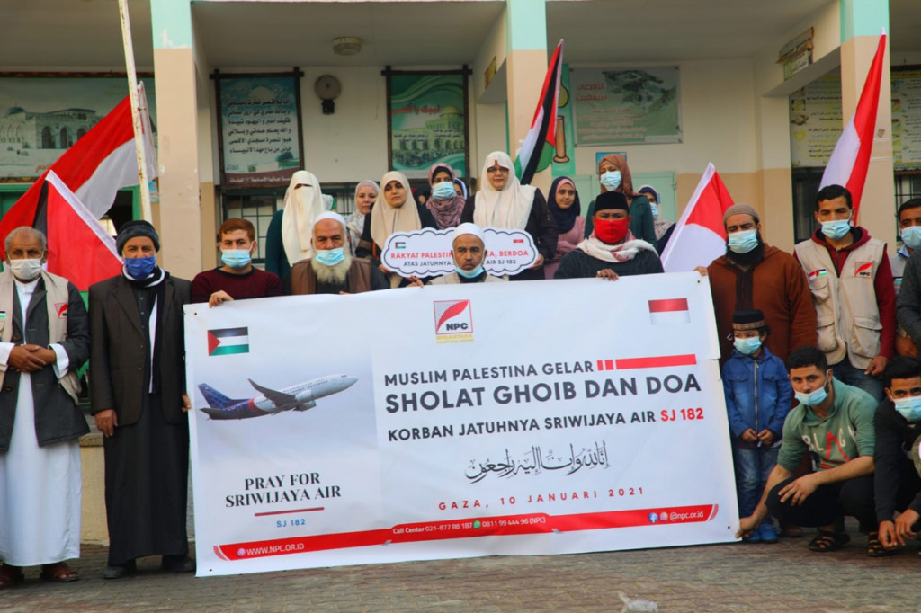 Acara gelar Salat Gaib dan doa Bersama sebagai bentuk dukacita rakyat Palestina kepada keluarga korban kecelakaan pesawat Sriwijaya SJ 182 dikoordinir langsung oleh Abdillah Onim (bang Onim) Pendiri Lembaga Sosial Kemanusiaan Nusantara Palestina Center (NPC) saat ini sedang menetap di Jalur Gaza Palestina.