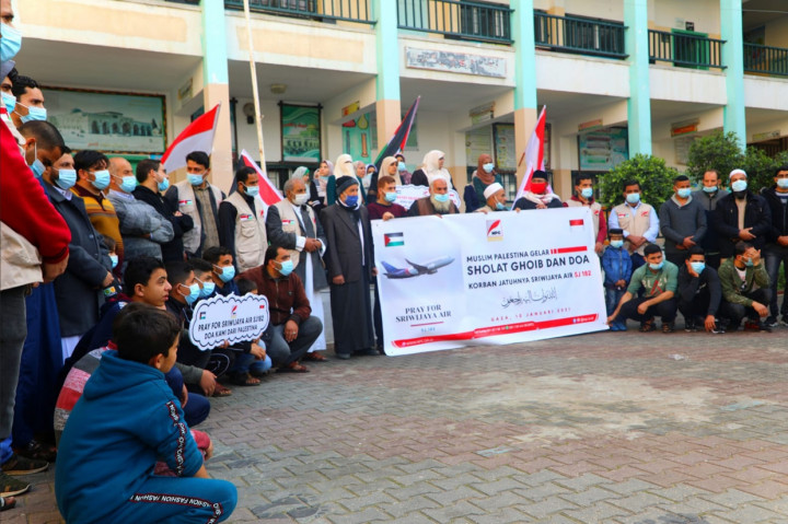 Ratusan muslim Palestina di Gaza memadati halaman sebuah sekolah di kota Jabalia Gaza Utara. Kehadiran mereka bukan untuk menerima bantuan dari Indonesia, akan tetapi dengan sukarela hadir dalam rangka ikut salat jenazah sekaligus doa bersama untuk korban kecelakaan menimpa pesawat Sriwijaya SJ-182.
