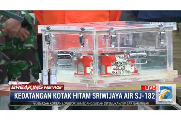 Black box berisi data penerbangan yang bisa digunakan untuk mengungkap penyebab jatuhnya pesawat tersebut.