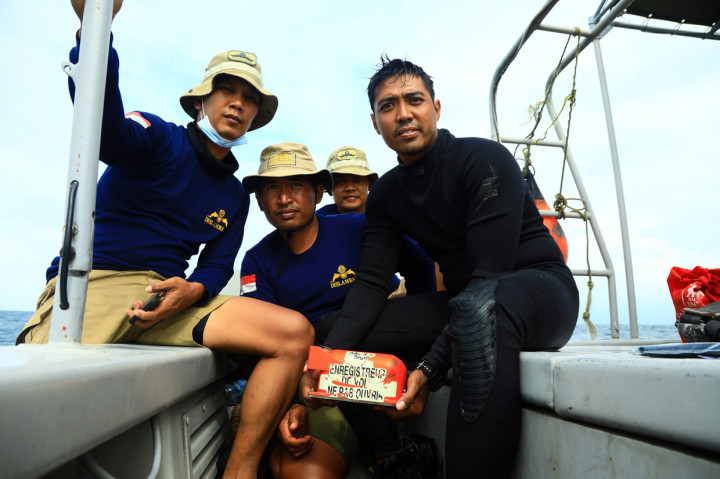Kotak hitam itu tampak dibawa oleh kapal sea rider milik Kopaskal Armada 1 TNI Angkatan Laut. Tak hanya Kopaskal, turut dalam rombongan pencari black box di antaranya penyelam Dislambair, dan Taifib.