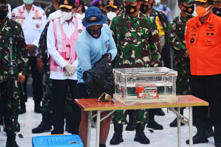 FDR black box Sriwijaya Air SJ-182 itu ditampilkan dalam konferensi pers di Pelabuhan JICT, dan diletakkan di dalam sebuah kotak bening.