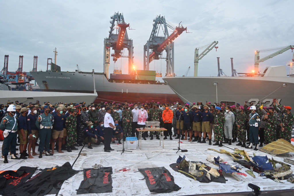 Panglima TNI Marsekal Hadi Tjahjanto kemudian menyerahkan black box tersebut kepada Kabasarnas Marsekal Madya TNI Bagus Puruhito. Hadi mewakili prajurit yang bertugas di lapangan.