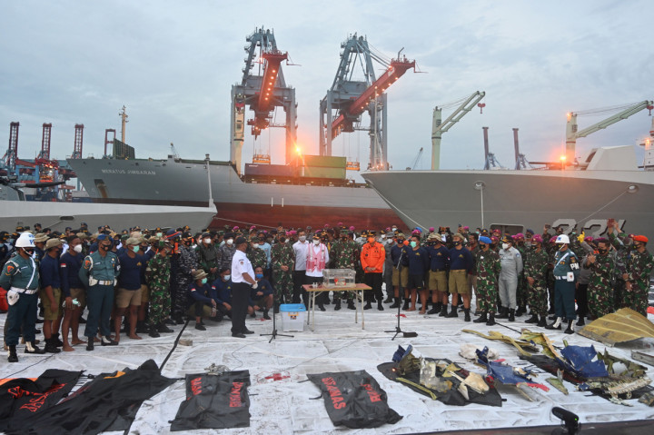 Panglima TNI Marsekal Hadi Tjahjanto kemudian menyerahkan black box tersebut kepada Kabasarnas Marsekal Madya TNI Bagus Puruhito. Hadi mewakili prajurit yang bertugas di lapangan.