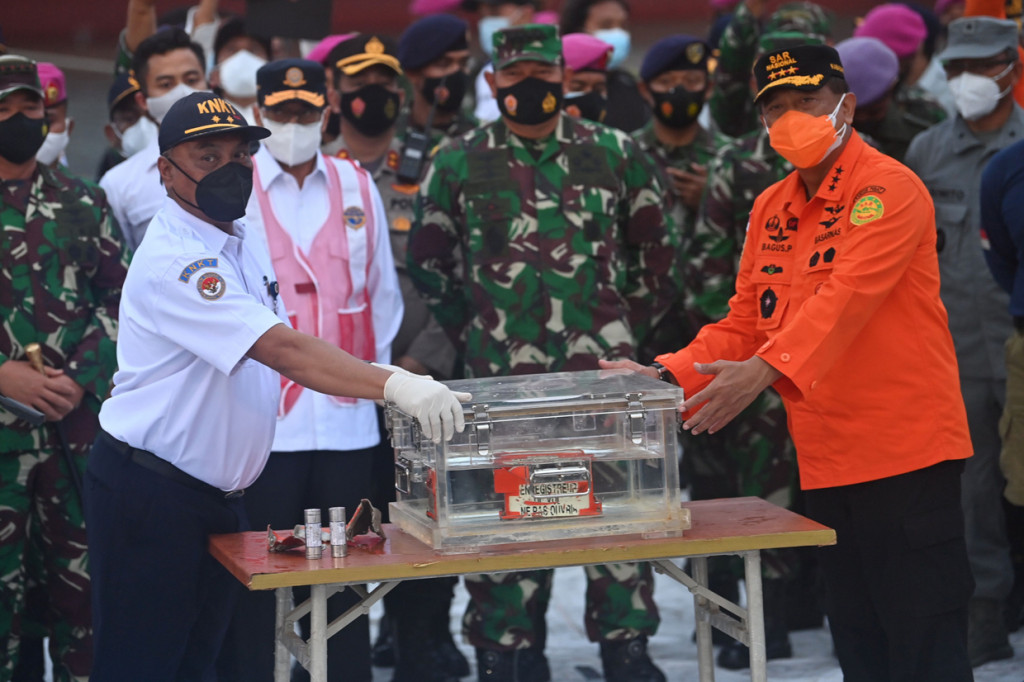 Black box tersebut kemudian secara resmi diterima oleh Kabasarnas. Selanjutnya black box diserahkan kepada Kepala KNKT Soerjanto Tjahjono.
