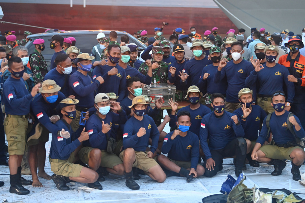 Kotak hitam dibawa menggunakan Sea Rider oleh beberapa penyelam di antaranya Kopaska dan Dislambair serta Dansatgasla Operasi SAR Sriwijaya Air Laksamana Pertama Yayan Sofyan dan Direktur Operasional Puskopaska Kolonel Laut (P) Johan Wahyudi.