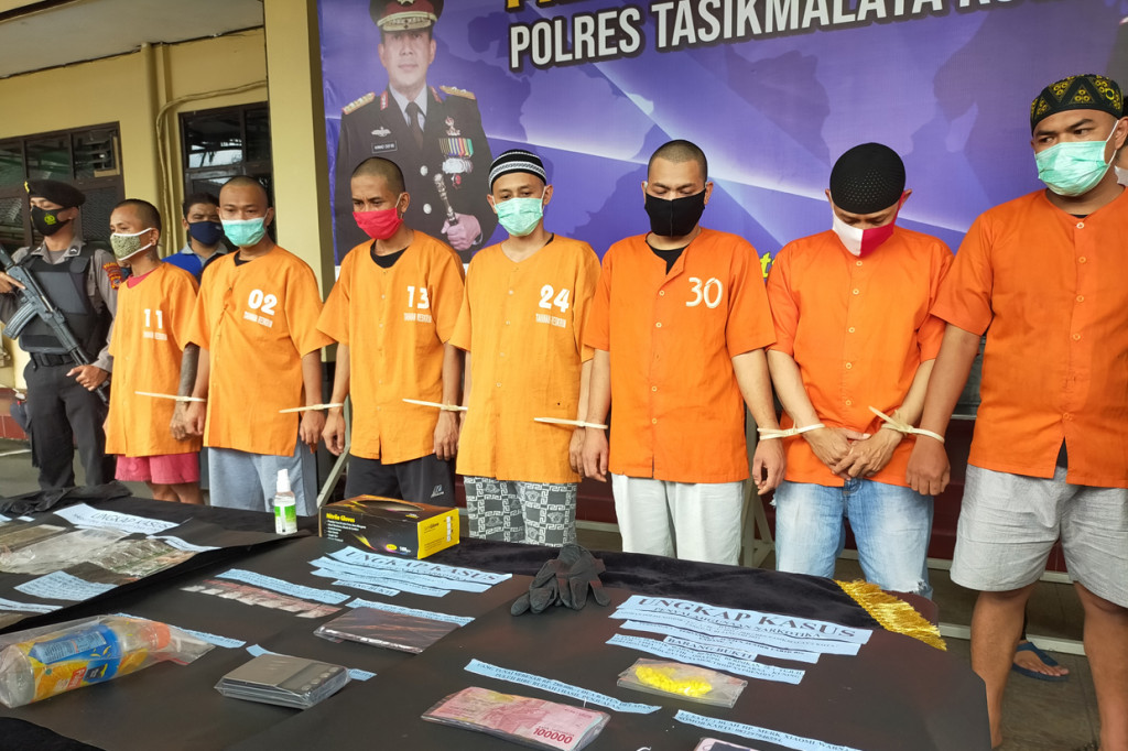 “Dari 6 kasus itu ada 7 tersangka diamankan. Dua diantaranya pengguna, dan 5 lainnya adalah pengedar. Dengan barangbukti sabu sebanyak 26,22 gram, psikotropika 13 tablet clorilex clozapine seberat 25 gram, tramadol 164 tablet, heximer 675 tablet,” tuturnya.