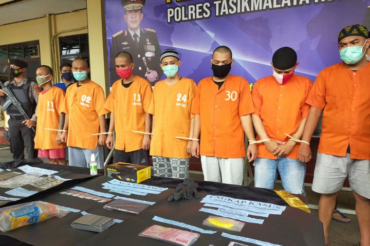“Dari 6 kasus itu ada 7 tersangka diamankan. Dua diantaranya pengguna, dan 5 lainnya adalah pengedar. Dengan barangbukti sabu sebanyak 26,22 gram, psikotropika 13 tablet clorilex clozapine seberat 25 gram, tramadol 164 tablet, heximer 675 tablet,” tuturnya.