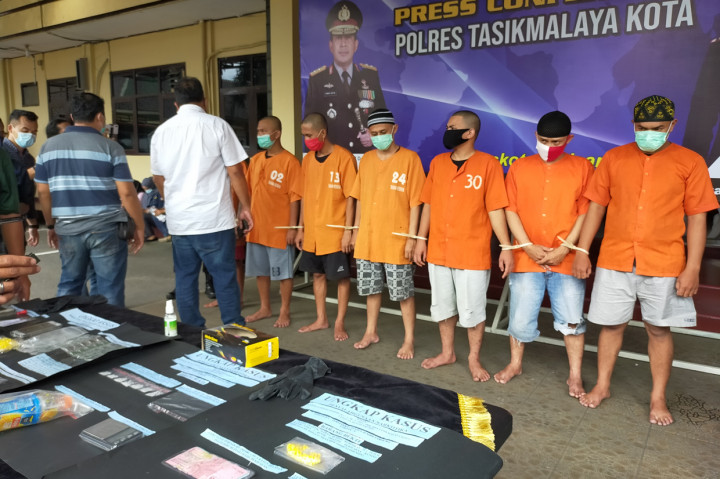 Satnarkoba Polresta Tasikmalaya menangkap pengedar narkoba berinisial JJ (28) di Kecamatan Cisayong. Wakil ketua geng motor warga Sukaratur ini, diciduk karena mengedarkan pil terlarang jenis heximer ke beberapa anggota geng motornya.