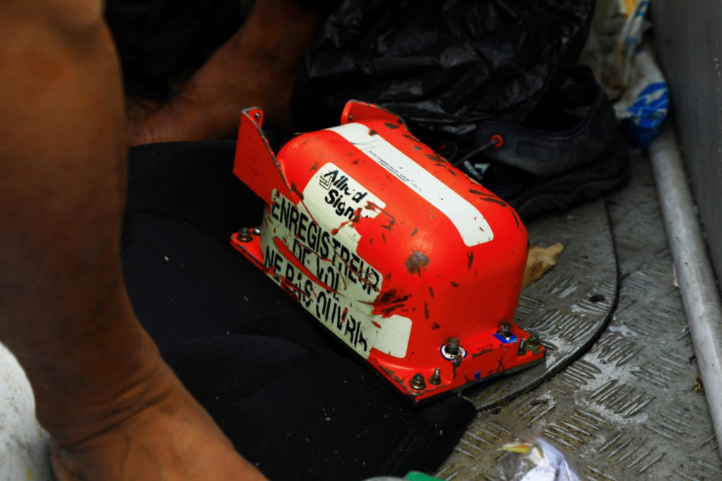 Black box atau kotak hitam pesawat Sriwijaya Air SJ 182 yang jatuh di Kepulauan Seribu, Jakarta Utara ditemukan oleh tim SAR gabungan pada Selasa, 12 Januari 2021, sore, sekitar pukul 16.00 WIB. Black box berisi data penerbangan yang bisa digunakan untuk mengungkap penyebab jatuhnya pesawat tersebut.