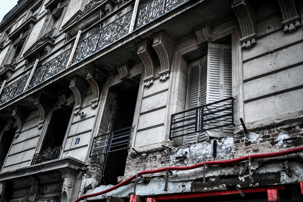 Pemandangan sebuah bangunan yang rusak akibat ledakan yang disertai kebakaran di sebuah toko roti di pusat ibu kota Paris, Prancis, Selasa 12 Januari 2021.
