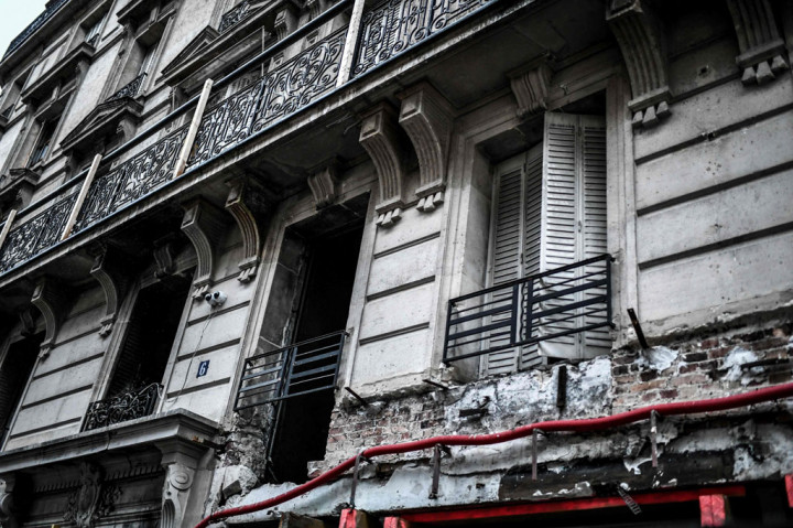 Pemandangan sebuah bangunan yang rusak akibat ledakan yang disertai kebakaran di sebuah toko roti di pusat ibu kota Paris, Prancis, Selasa 12 Januari 2021.
