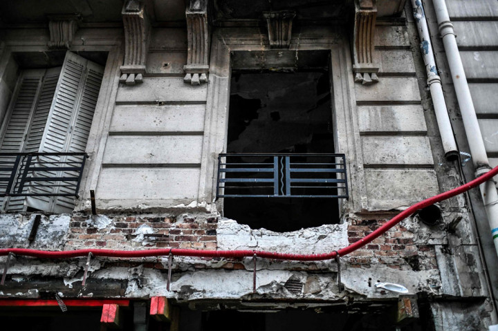 Kantor kejaksaan Paris mengatakan bahwa dua petugas pemadam kebakaran tewas dalam ledakan pabrik roti, sementara 10 orang dalam kondisi kritis dan 37 lainnya luka parah.