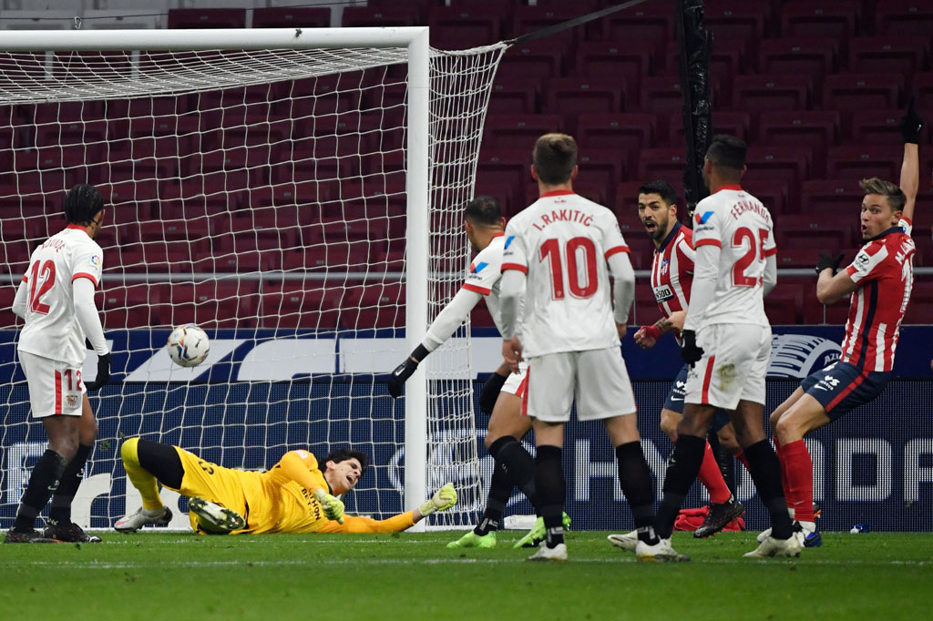 Atletico mampu mengawali pertandingan dengan baik dan membuka keunggulan pada menit ke-17 lewat sepakan Angel Correa menyambut umpan tarik Kieran Trippier untuk memperdaya kiper Yassine Bounou di area tiang dekat.