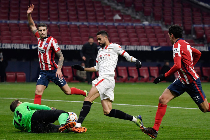 Memasuki babak kedua Sevilla meningkatkan intensitas serangan untuk mencetak gol balasan, tetapi serangan mereka selalu kekurangan aspek penyelesaian di sepertiga akhir lapangan.