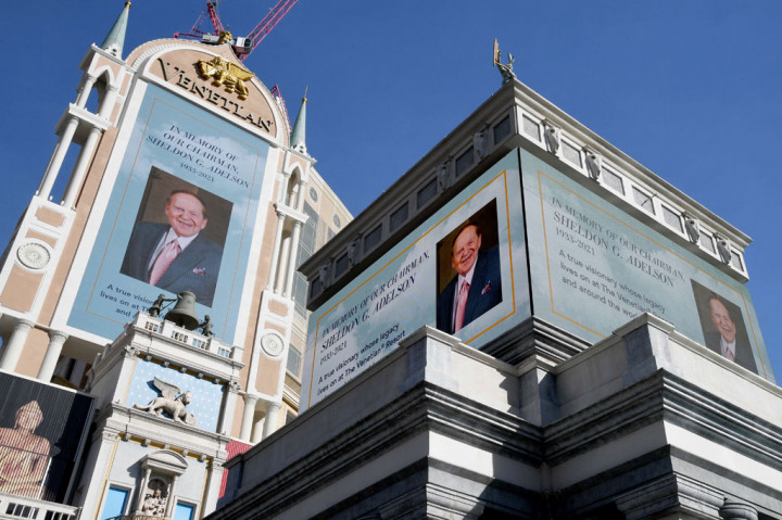 Putra seorang sopir taksi Boston, Adelson membawa prestasi baru ke industri perjudian di seluruh dunia. Dia juga dikenal karena pembelaannya yang tak kenal lelah untuk Israel dan gerakan sayap kanan, serta karena penentangannya yang berapi-api terhadap perjuangan Palestina.